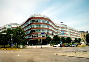 Het Provinciehuis vanaf  hoek Koningskade en Zuid-Hollandlaan, tegenover het Malieveld in Den Haag  (van website PZH). 