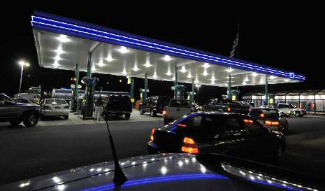 Line-up for gas guzzlers in North Carolina after breakdown of gas distributing logistics in the wake of Katrina's desastrous landfall, august 2005.